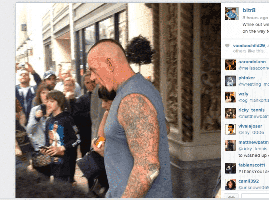 Undertaker saliendo del hospital luego de Wrestlemania 30