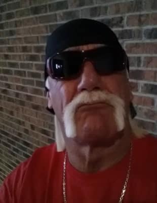 Hulkg Hogan se toma una selfie - imagen de Elvis Duran and the Morning Show