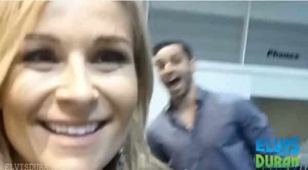 natalya se toma una selfie - imagen de Elvis Duran and the Morning Show