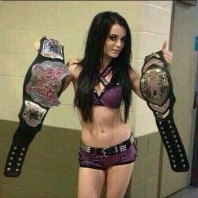 paige con campeonatos de Divas y NXT - imagen por @realpaigewwe