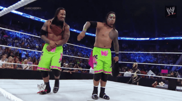 The usos celebrando luego de vencer a Cody Rhodes y Goldust en SmackDown del 16 de Mayo de 2014