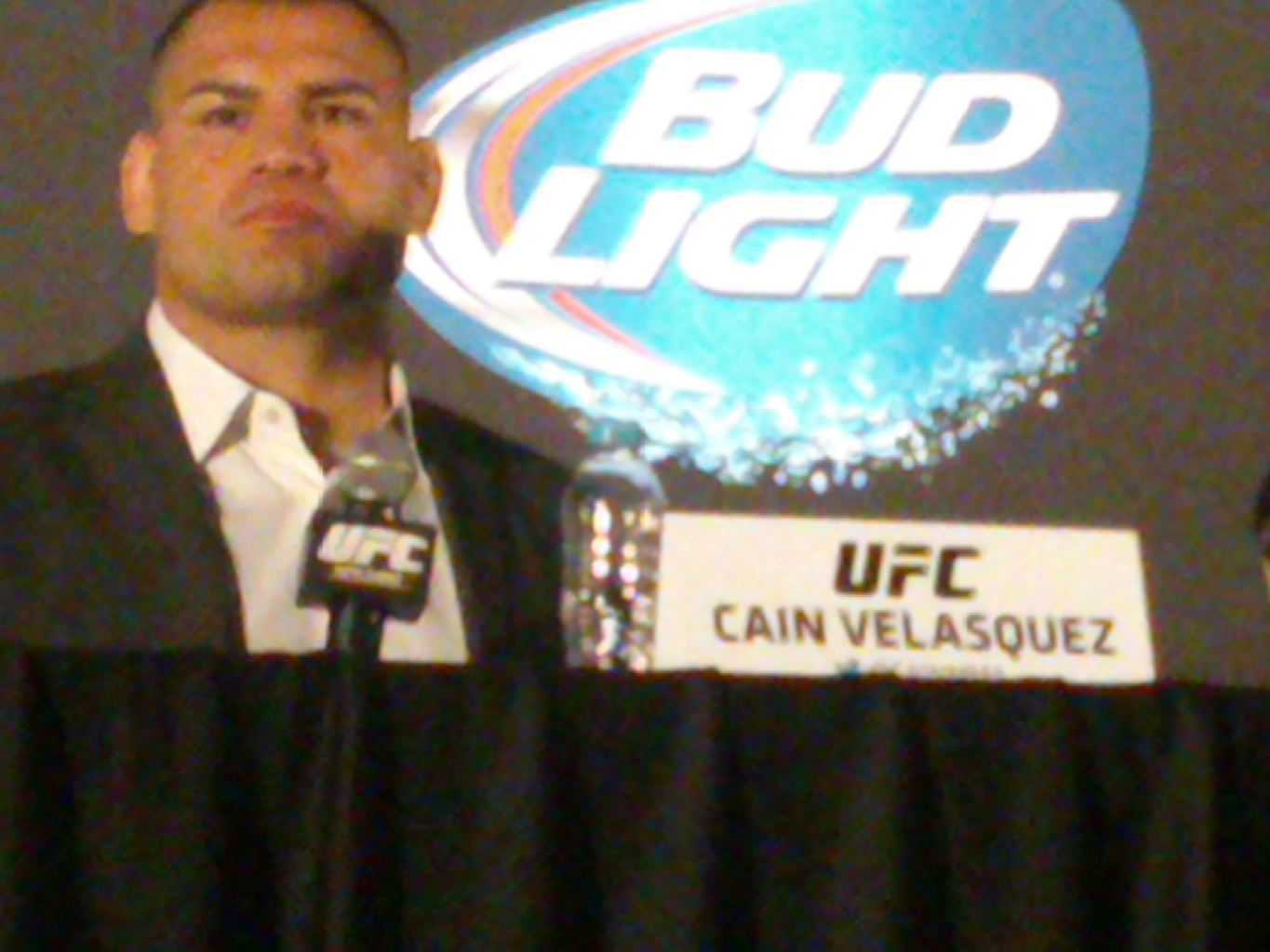 Velásquez aún espera pelear contra Jones Superluchas