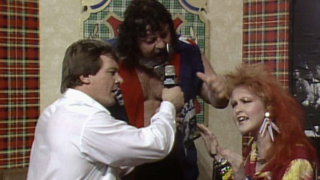 El Capitán Lou Albano siendo entrevistado junto a Cyndi Louper por