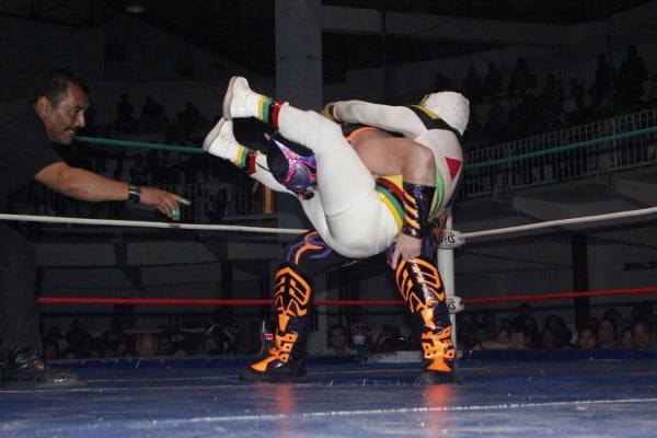 Así rindió Mascarita Sagrada a Mini Abismo Negro.