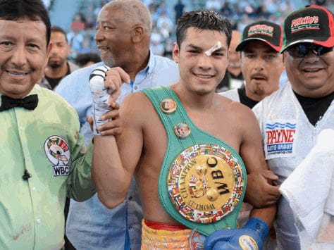 Omar Figueroa se quedará en peso ligero