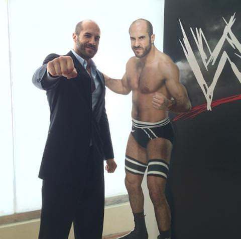 Cesaro posa junto a su imagen durante su estadía en Mexico // (instagram.com/wwecesaro)