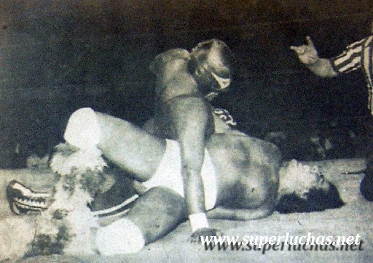 En un día como hoy... Carnaval de Campeones en El Toreo 4 Villano III vs. Perro Aguayo (16 de diciembre de 1984).
