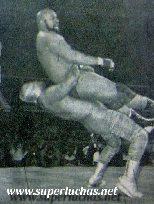 En un día como hoy... Carnaval de Campeones en El Toreo 5 Canek vs. Búfalo Allen (16 de diciembre de 1984).