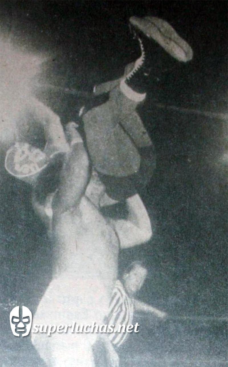 Huracán Ramírez vs. Negro Navarro