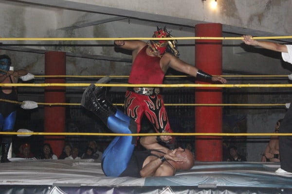 Boom de Lucha Libre en Xalapa 3 Poseidón atacando a Enigma en un interesante duelo.