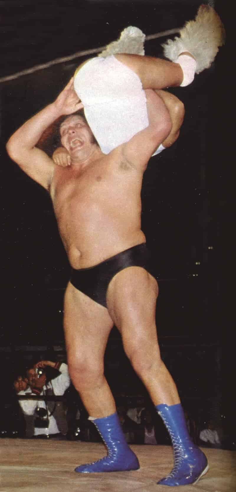 Recordando a André el Gigante a 23 años de su muerte 3 André el Gigante vs. Perro Aguayo