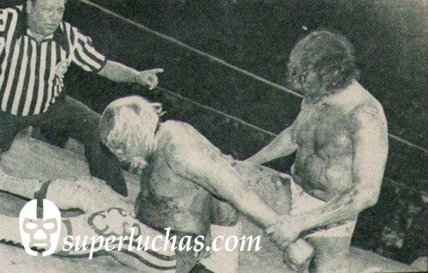 ¡Celebremos la vida y las glorias del Perro Aguayo! 10 Perro Aguayo vs. Villano III
