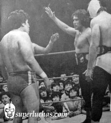 Ringo y Cachorro Mendoza vs. Sangre Chicana y Cien Caras