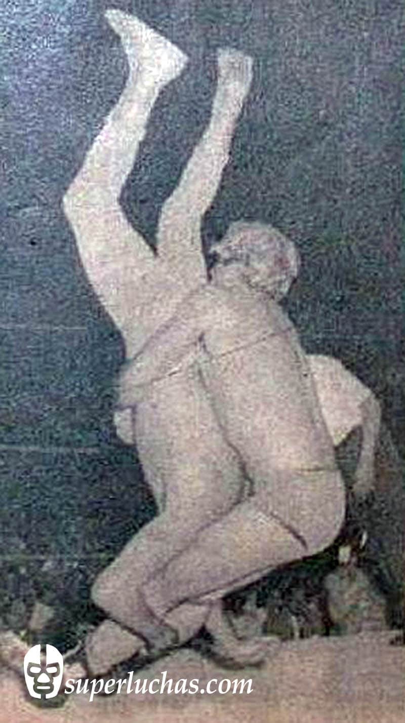 En un día como hoy... 1963: Santo vs. Benny Galant, máscara contra cabellera — Karloff Lagarde vs. el español Antonio Montoro 5 Benny Galant vs. Santo