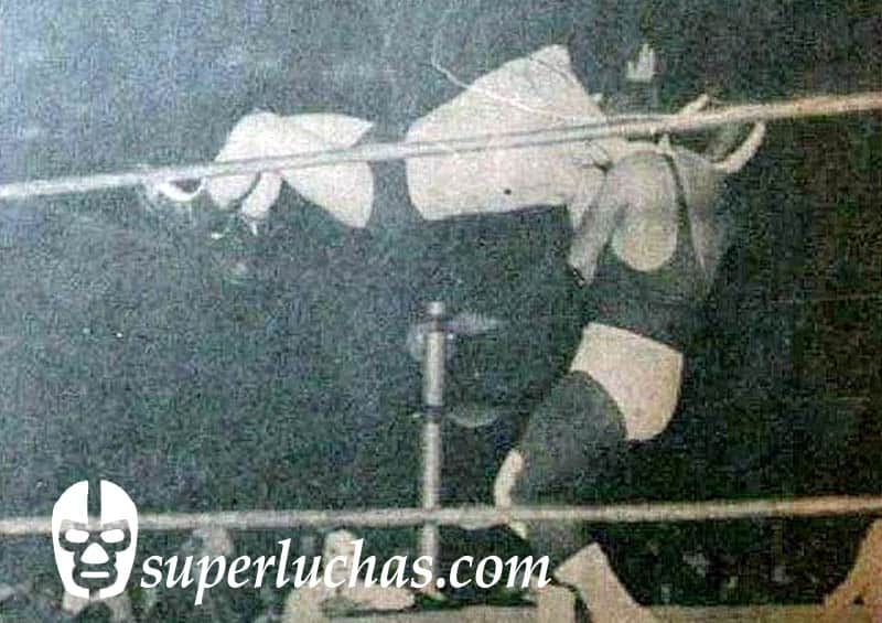 En un día como hoy... 1963: Santo vs. Benny Galant, máscara contra cabellera — Karloff Lagarde vs. el español Antonio Montoro 12 Rubén Juárez vs. El Espanto I