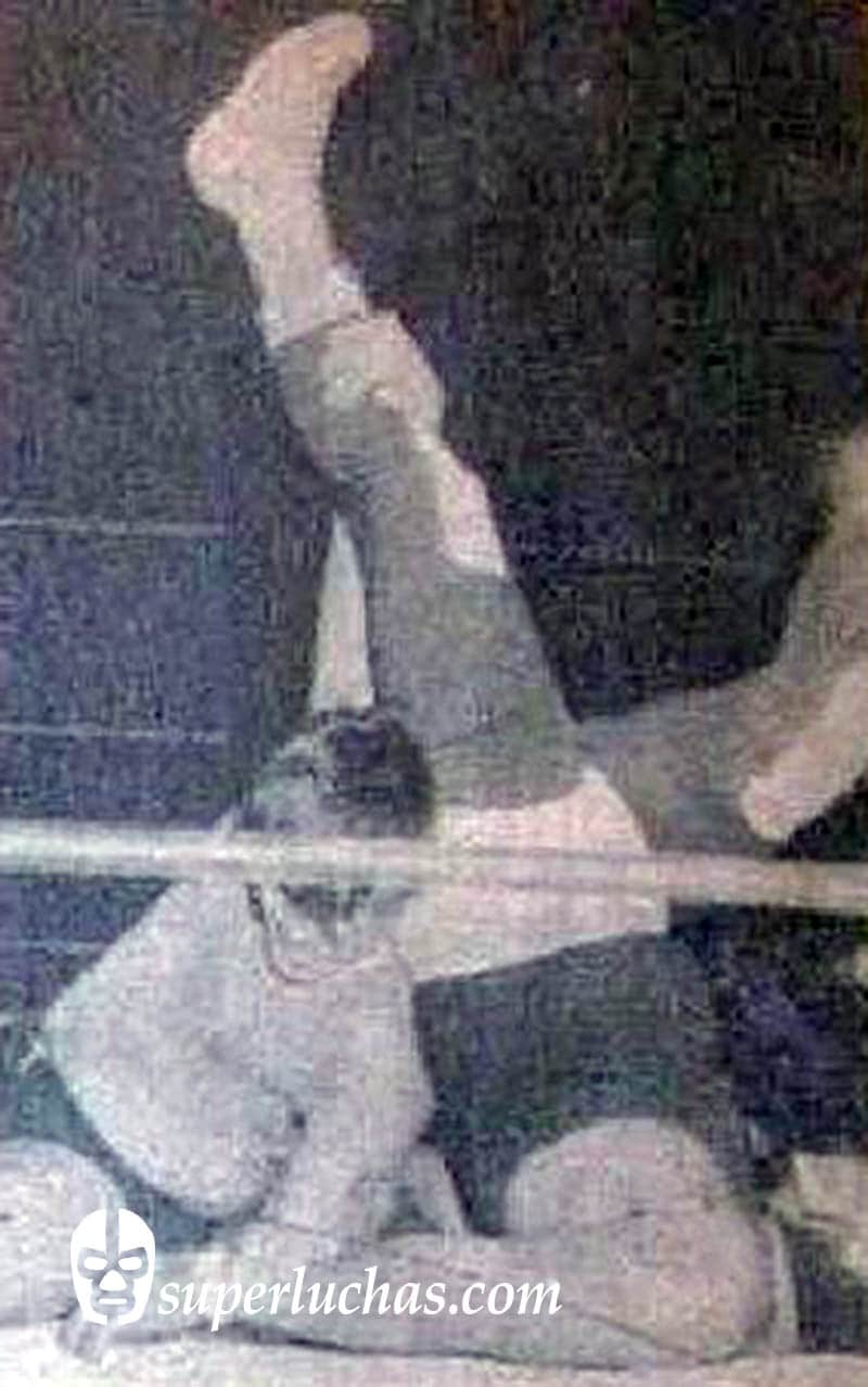 En un día como hoy... 1963: Santo vs. Benny Galant, máscara contra cabellera — Karloff Lagarde vs. el español Antonio Montoro 13 Rubén Juárez vs. El Espanto I