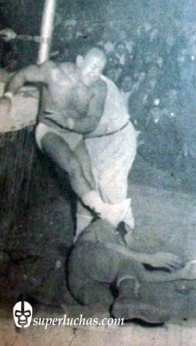 En un día como hoy... 1963: Santo vs. Benny Galant, máscara contra cabellera — Karloff Lagarde vs. el español Antonio Montoro 15 El Gladiador vs. Blue Demon