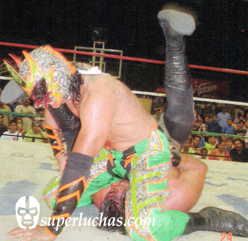 En un día como hoy... 2006: Relámpago rapa a Máscara Mágica en dos al hilo... 1949: Gori Guerrero, Campeón Mundial Welter 2 Relámpago vs. Máscara Mágica