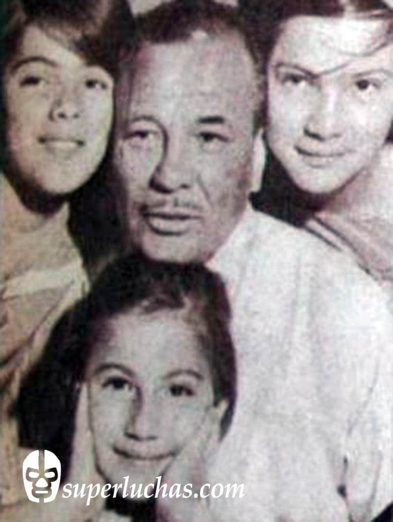En un día como hoy... 2006: Relámpago rapa a Máscara Mágica en dos al hilo... 1949: Gori Guerrero, Campeón Mundial Welter 12 Tony Navarro.
