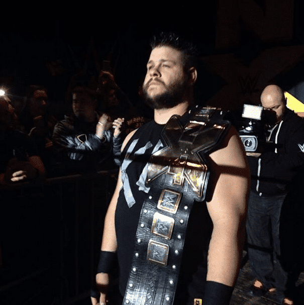 Kevin Owens con el campeonato de NXT - instagram.com/thekazarian
