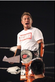 Dragon Gate: Resultados "Memorial Gate 2015" - 19/04/2015 - 2 títulos en juego. 3 Akira Tozawa / Foto de Twitter.com - @my_place12