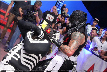 AAA: Resultados en San Luis Potosí, S.L.P. - 01/04/2015 - A pesar de su triunfo, El Patrón Alberto sufre ante Brian Cage 4 Pentagón ataca a La Parka / Foto cortesía de Lucha Libre Triple A