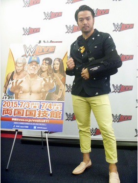 Hideo Itami en Japón promoviendo la gira de WWE. 2 Hideo Itami / www.sportsnavi.com