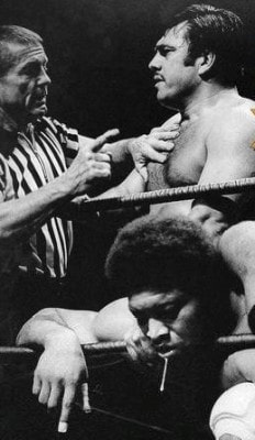 Rubén Juárez, The Giant Killer, enfrentando a una de sus primeras víctimas: Ernie Ladd. Foto Theo Ehret