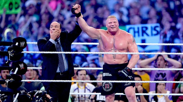 A la izquierda, un sorprendido Paul Heyman lenvanta la mano de Brock Lesnar, quien celebrar haber conquistado La Racha de The Undertaker en WWE WrestleMania 30(06/04/2014) / ©WWE