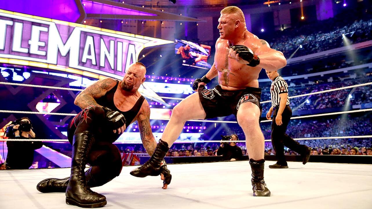 Brock Lesnar castigando a The Undertake en WWE WrestleMania 30 (06/04/2014) / ©WWE