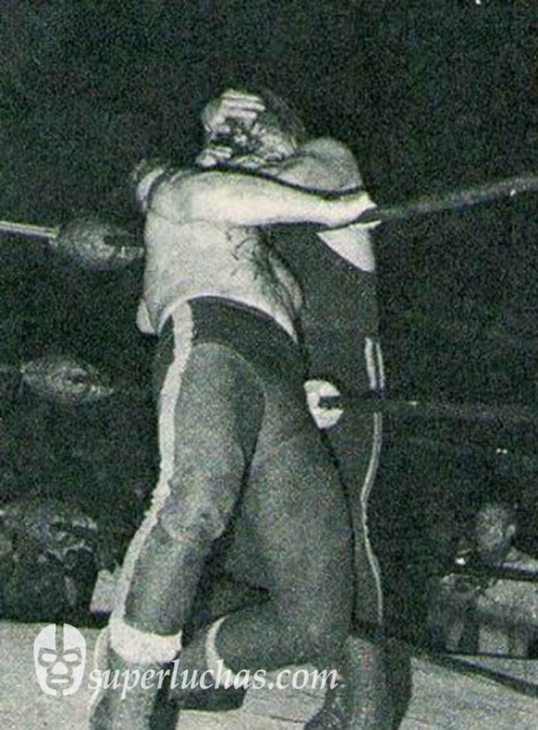 Sangre Chicana vs. Satánico