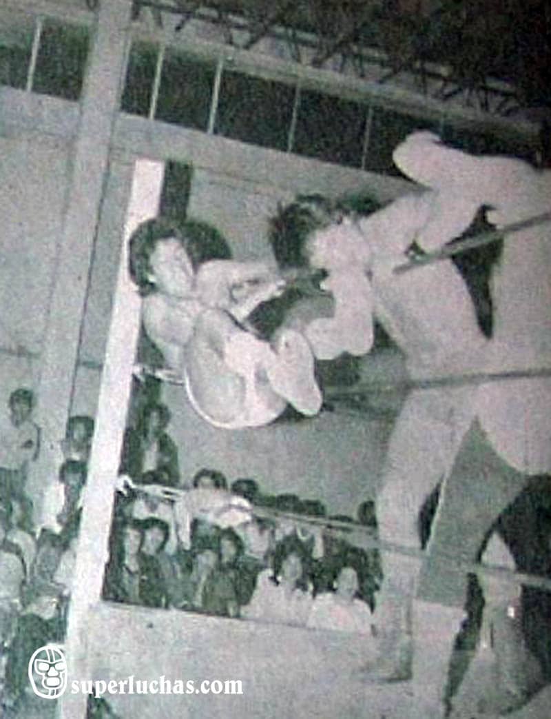 En un día como hoy... 1984: Lizmark vs. Sangre Chicana en súper libre... Jerry Estrada vs. Mogur por el Campeonato Nacional de Peso Medio 10 Búfalo Salvaje detiene al Baby Casas para que El Impala conecte patadas