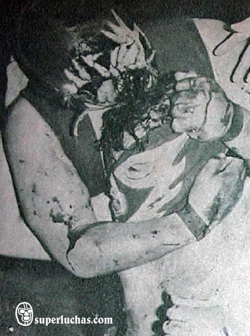 En un día como hoy... 1984: Lizmark vs. Sangre Chicana en súper libre... Jerry Estrada vs. Mogur por el Campeonato Nacional de Peso Medio 13 El Canalla vs. Alfil Negro