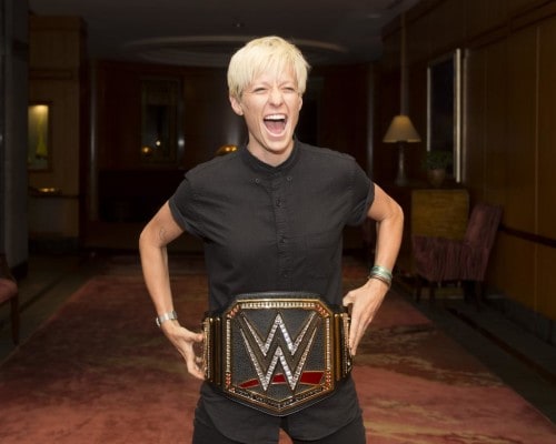 Megan Rapinoe de la selección femenil de futbol de Estados Unidos con el cinturón WWE / ©WWE