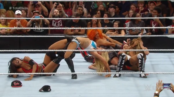 Charlotte, Becky Lynch y Sasha Banks someten al Team Bella - Raw 13-07-15