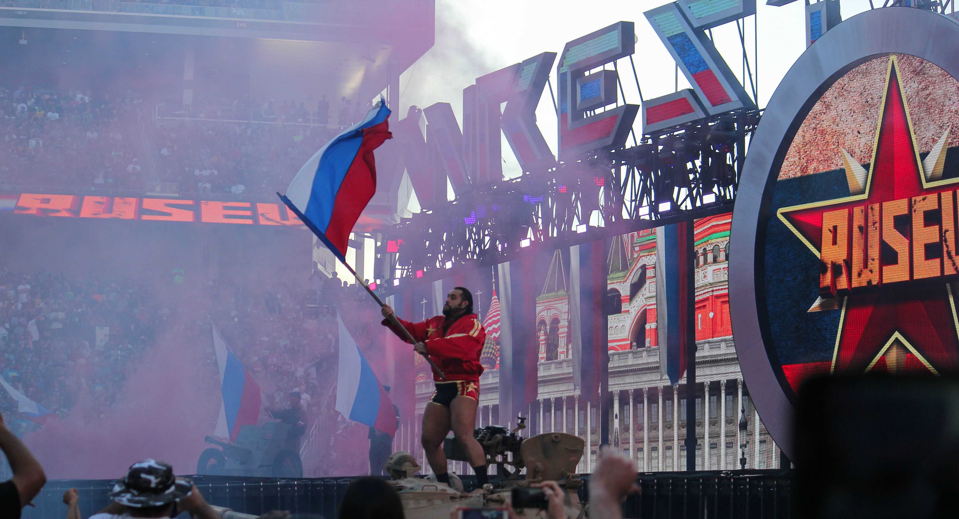 Rusev-entrando-en-un-Tanque-de-Guerra-a-