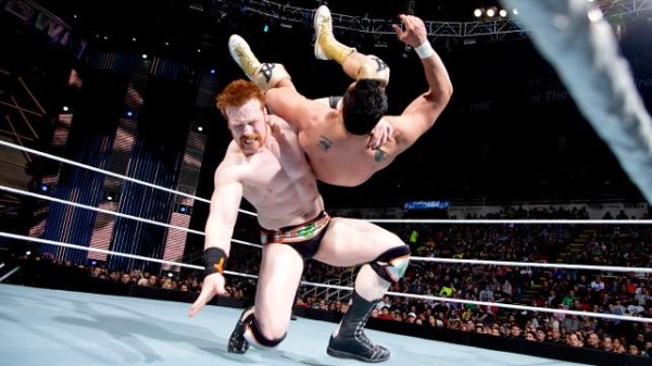 Sheamus aplica The Irish Curse Backbreaker (La Maldición Irlandesa, Quebradora) sobre Alberto del Río / ©WWE