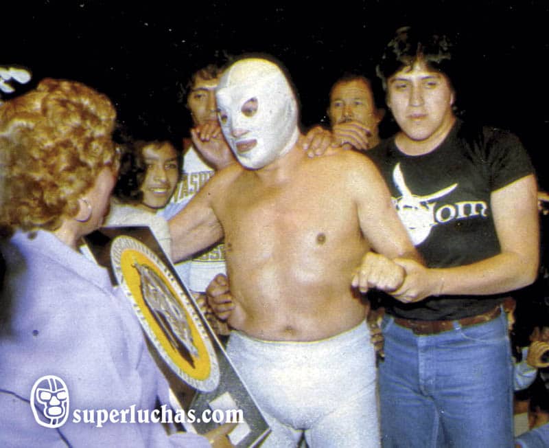 En un día como hoy... 1982: Santo dice adiós a la Arena México... 1987: Fallece don Salvador Lutteroth 5 Despedida de Santo en la Arena México