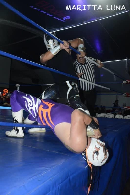 Vengador Jr. encabeza la reacción de su bando.
