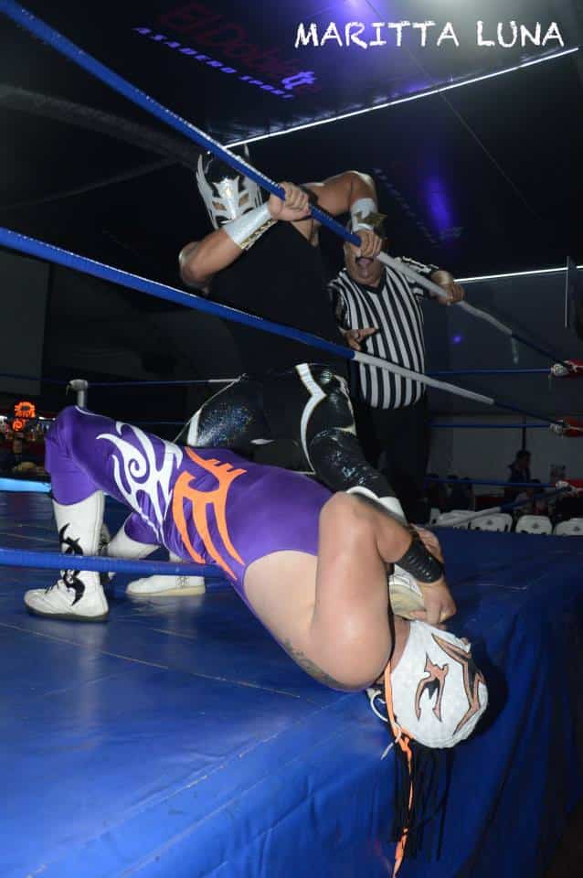 Vengador Jr. encabeza la reacción de su bando.