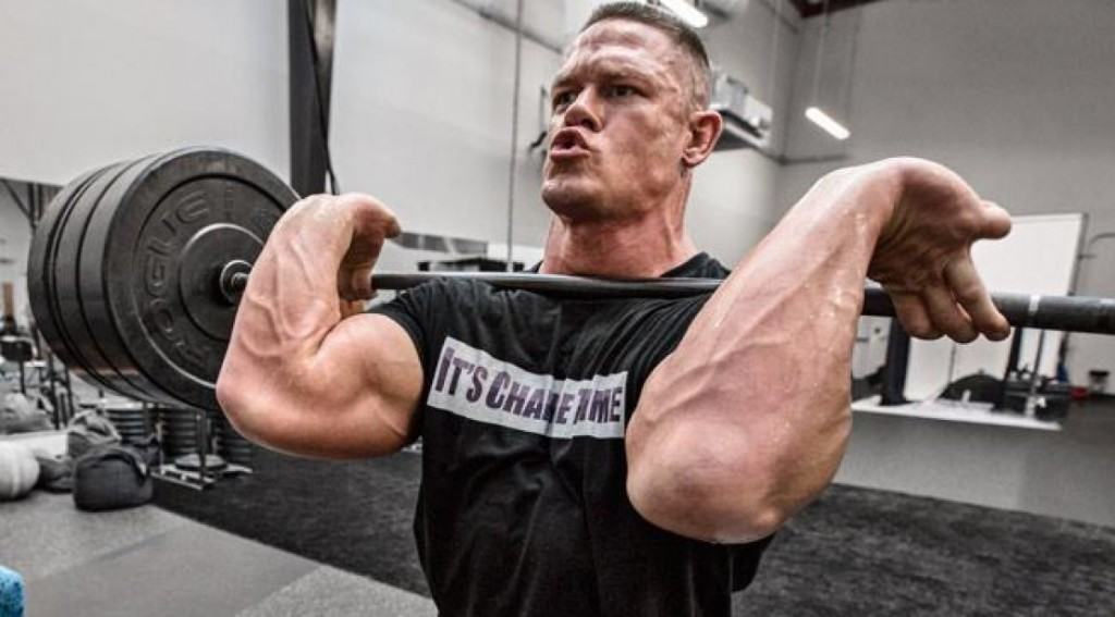 John Cena realizando Levantamiento de Pesas