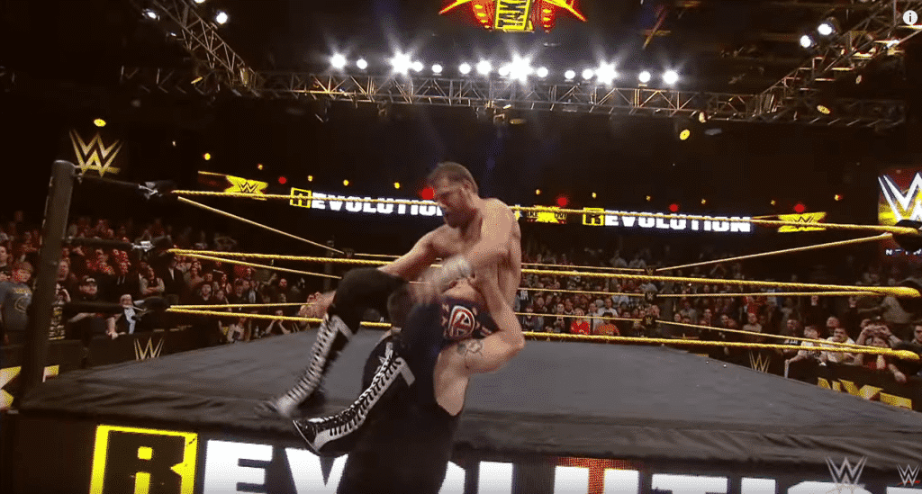 Kevin Owens aplicando una desnucadora sobre Sami Zayn en WWE Fury