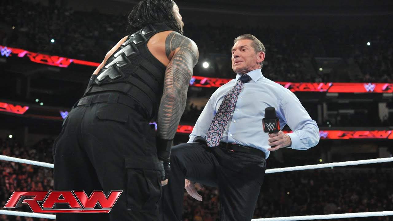 Vince McMahon patea en la entrepierna a Roman Reigns en WWE RAW (14/12/2015) / YouTube.com/WWE