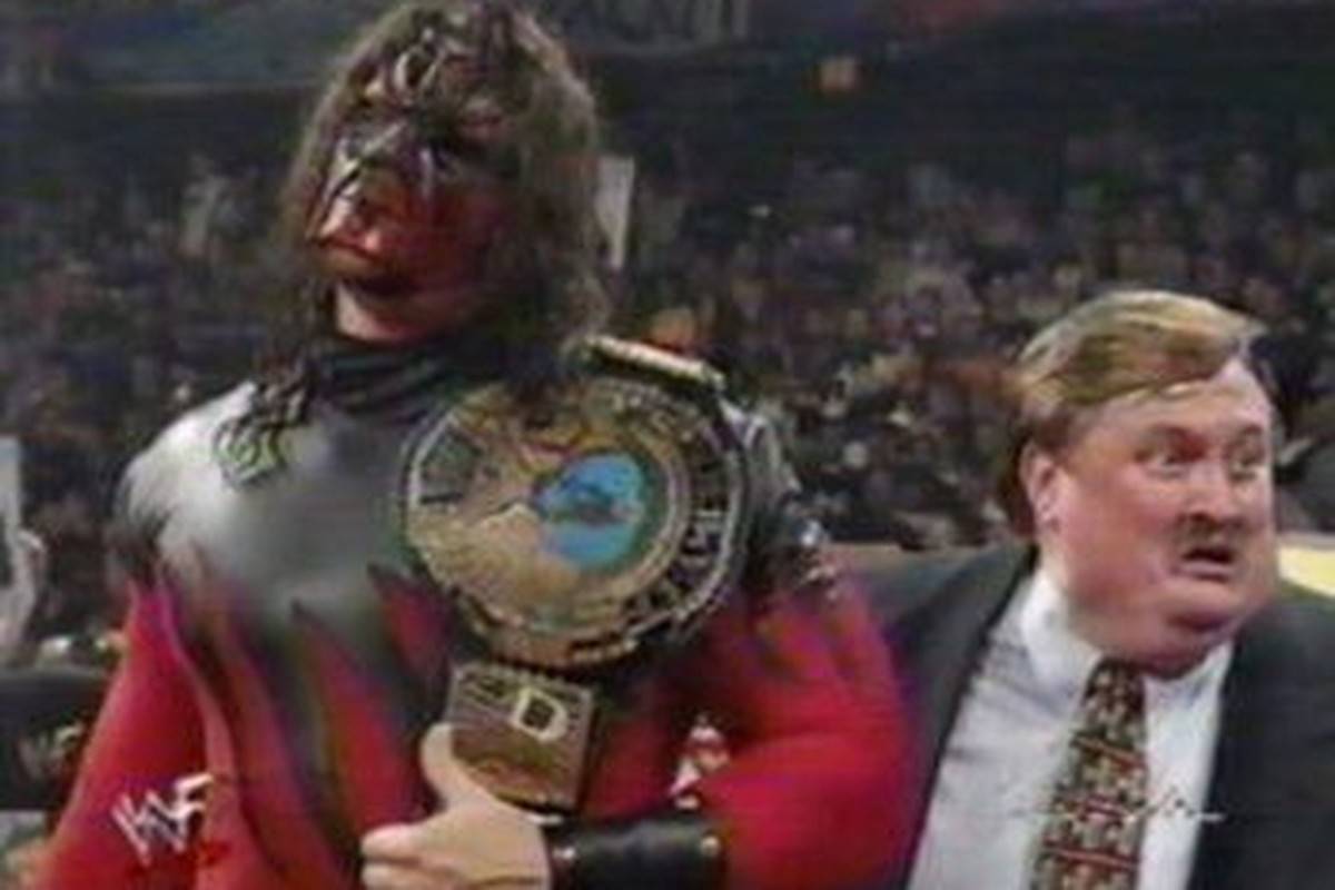 Kane festejaba su primer reinado, hasta que Stone Cold lo arruinó. 