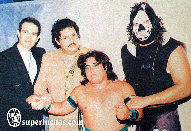 Ron Skoller (promotor de IWC), Antonio Peña y La Parka (LA Park) con Espectrito.