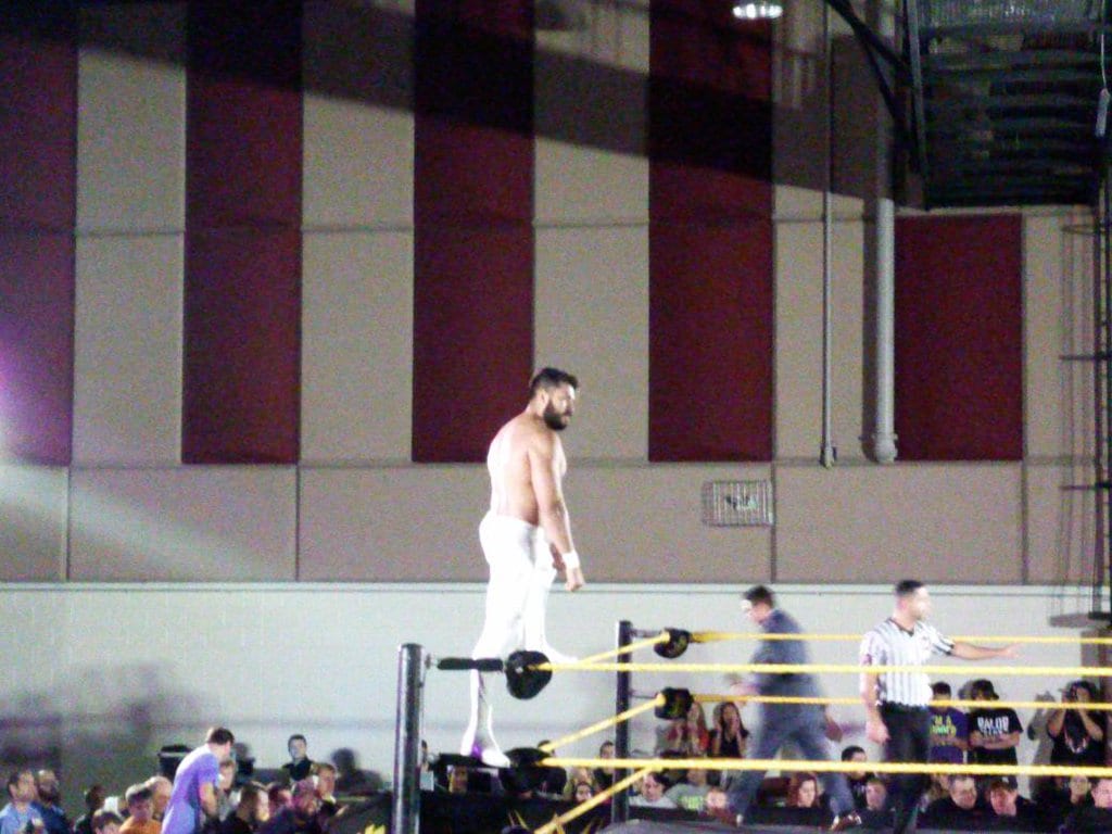 Imágenes WWE: La Sombra (.@MannyAndradeWWE) debuta sin Máscara y con victoria en NXT 3 Manny Andrade (La Sombra) debuta en WWE NXT (08/01/2016) / Twitter.com/Manic_Pineapple