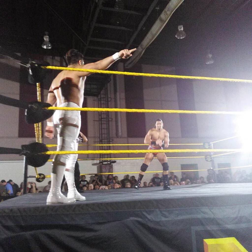 Imágenes WWE: La Sombra (.@MannyAndradeWWE) debuta sin Máscara y con victoria en NXT 2 Manny Andrade (La Sombra) debuta en WWE NXT ganando a Riddick Moss (08/01/2016) / Twitter.com/esp_WWE