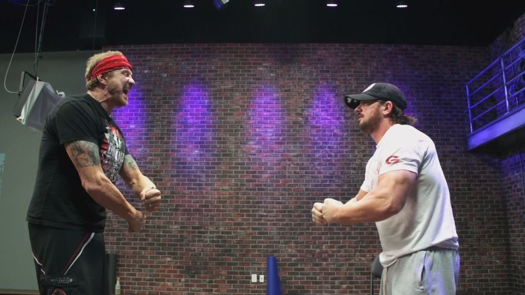 DDP ayuda con su lesión de espaldas a AJ Styles para su Debut en WWE Royal Rumble 2016 / DDPYoga.com