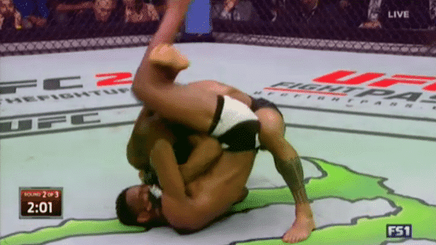 Magny aprisionó a Lombard con las piernas