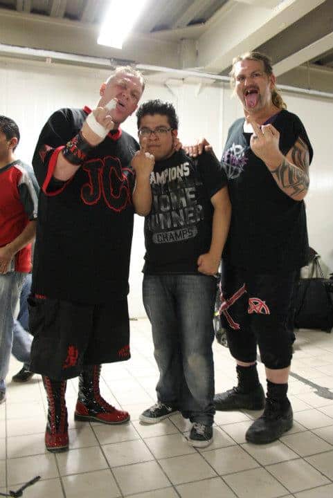 Mad Man Pondo, Alejandro Islas (fotógrafo oficial de IWL) y Balls Mahoney en la época dorada de IWL. Foto Carlos Acosta